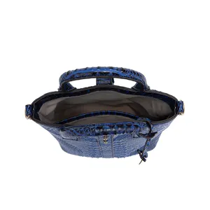Vista superior de bolso azul con relieve de cocodrillo y forro interior de tela