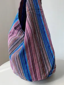 Bolso tote retro estilo azteca con rayas verticales de colores y lona con textura.