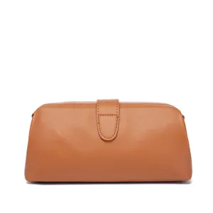 Vista frontal de un bolso de doctor vintage de cuero PU marrón con solapa imán.