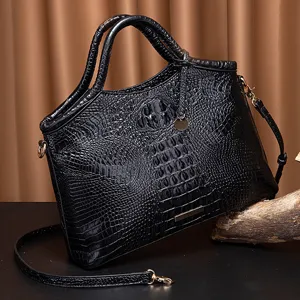 Vista detallada de la textura de cocodrillo en relieve negro en un bolso retro de mujer