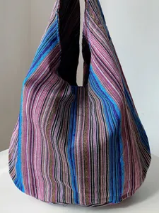 Detalle del patrón azteca tejido en un bolso de hombro informal de lona de algodón
