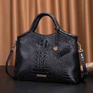 Detalle de la textura de cocodrilo del bolso bandolera vintage negro elegante para mujer
