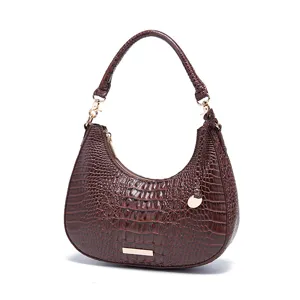 Borsa hobo vintage marrone con trama coccodrillo e finiture in metallo dorato.