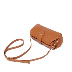 Bolso médico vintage de cuero PU marrón con correa de hombro ajustable en blanco