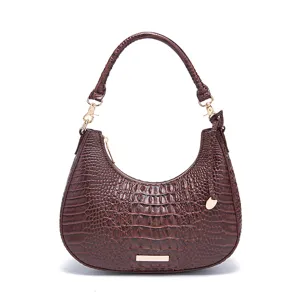 Primo piano di una borsa hobo marrone con stampa coccodrillo e hardware dorato.