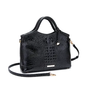 Vista detallada del bolso retro negro con textura de patrón de cocodrilo en relieve 3D
