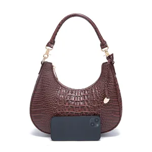 Borsa hobo marrone con stampa coccodrillo, mostrata con smartphone per misura