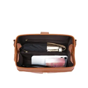 Vista interior detallada que muestra la gran capacidad de este bolso médico vintage de cuero PU