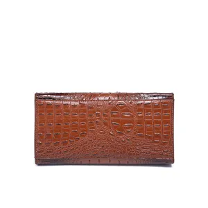 Vista detallada de la textura de cocodrilo marrón en una cartera larga de cuero vintage