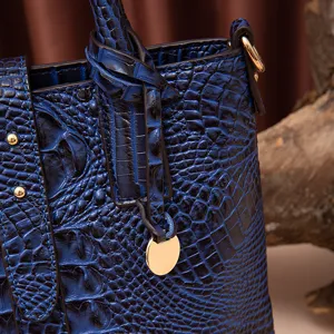 Primer plano detallado de la textura de cuero con relieve de cocodrilo azul en bolso