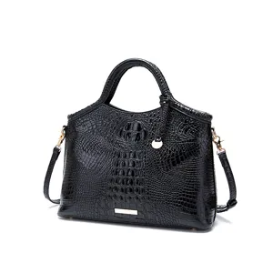 Vista detallada del bolso retro negro para mujer con textura de cocodrilo 3D