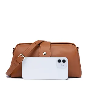 Bolso médico vintage de cuero PU marrón con un teléfono inteligente para comparar