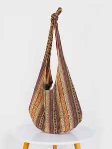 Primer plano de un bolso de lona retro azteca con estampado de jacquard étnico moda.