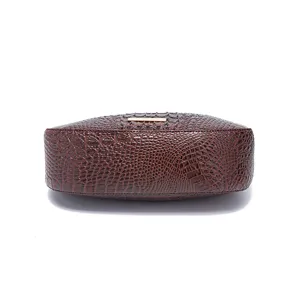Vista dettagliata di una borsa sottobraccio vintage marrone con stampa coccodrillo