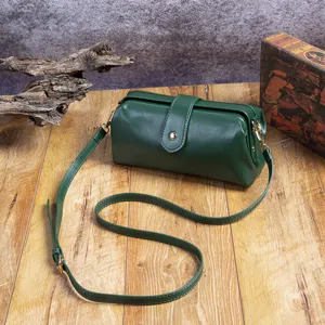 Bolso médico vintage de cuero PU verde con marco de metal y correa ajustable fina