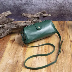 Vista detallada de un bolso de médico vintage de cuero PU verde oscuro sobre madera