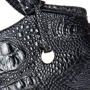 Primer plano detallado de la textura de cocodrilo negra en un bolso retro de mujer
