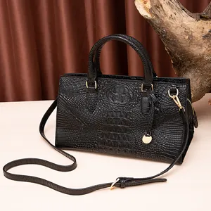 Detalle de la textura de cocodrilo negro en un bolso de mano de cuero vintage