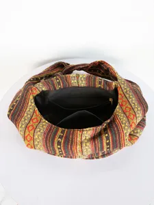 Vista interior del bolso jacquard azteca con bolsillo con cremallera y forro