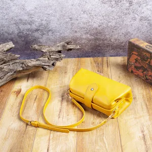 Bolso estilo doctor vintage de piel sintética amarilla con cierre de clip y correa