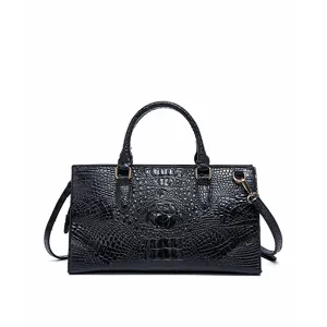 Elegante bolso negro con relieve de cocodrilo y una textura vintage tipo hornback.