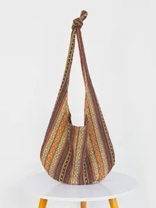 Bolso hobo de lona con un estampado azteca bohemio y un tejido jacquard étnico retro