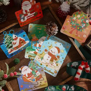 Nahaufnahme festlicher Weihnachtskarten mit Goldfolienakzenten und Weihnachtsmann