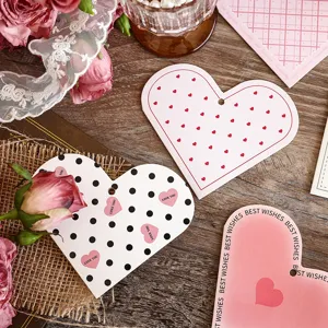Nahaufnahme von herzförmigen Grußkarten mit LOVE YOU Druck und praktischen Aufhängelöchern