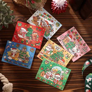 Gedetailleerd beeld van zes kleurrijke kerstkaarten op een houten tafel