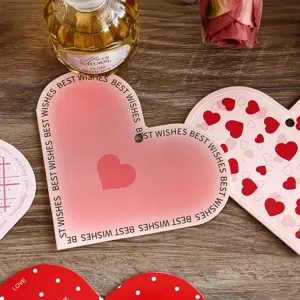 Nahaufnahme von herzförmigen Geschenkanhängern mit dem Aufdruck 'BEST WISHES' und Lochung.