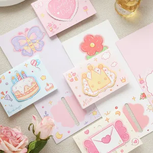 Vista detallada de varias tarjetas de felicitación 3D con diseños de corazones y tartas