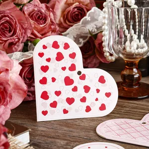 Herzförmige Valentinstagskarte mit rotem Muster und Loch in romantischer Blumenkulisse