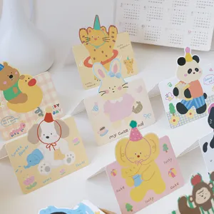 Macro-weergave van diverse cartoon dieren wenskaarten met schattige pastel ontwerpen