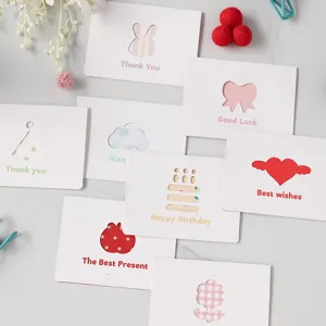 Varietà di mini biglietti d'auguri creativi con forme ritagliate e messaggi in inglese.