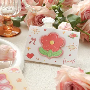 Detalle de una linda tarjeta de felicitación 3D con flor, rodeada de rosas para regalos DIY