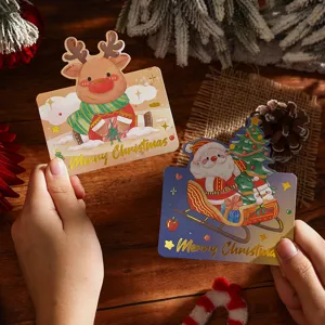 Detailansicht süßer Weihnachts-Grußkarten mit Goldfolie, Rentier und Weihnachtsmann.