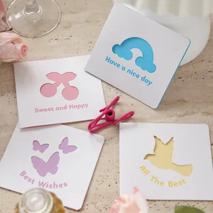 Primo piano di biglietti d'auguri quadrati minimalisti con creativi design intagliati