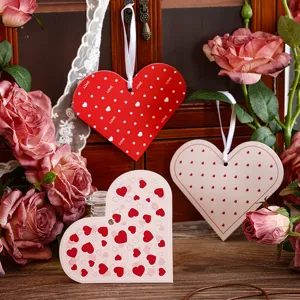 Detailaufnahme von romantischen herzförmigen Geschenkanhängern mit Bändern und Mustern