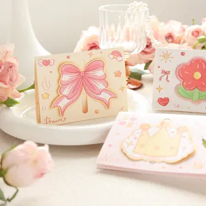 Primer plano de lindas tarjetas de felicitación 3D con diseños de lazos y coronas