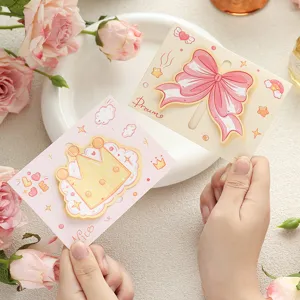 Vista detallada de lindas tarjetas desplegables 3D con diseños de corona y lazo pastel