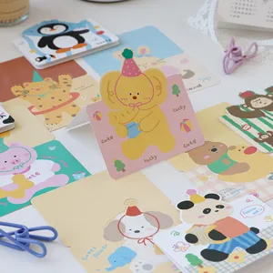 Gedetailleerde close-up van diverse schattige cartoon dieren wenskaarten in pastelkleuren