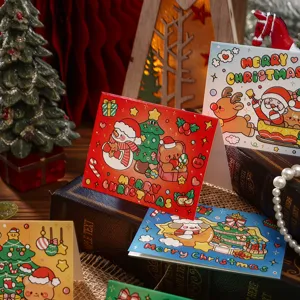 Close-up van feestelijke kerstkaarten met schattige cartoonillustraties.