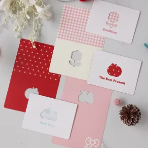 Vista dettagliata di biglietti d'auguri creativi fustellati con stampe SunShine e Nice Day