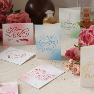 Variedad de tarjetas de felicitación minimalistas con caligrafía elegante para San Valentín