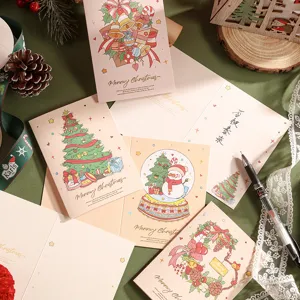 Vue rapprochée de cartes de Noël à l'aquarelle avec dorure et illustrations de fête