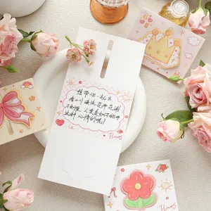 Detalle de tarjeta de cumpleaños 3D DIY con patrones florales románticos