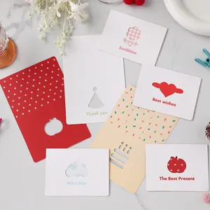 Assortimento di biglietti d'auguri creativi con intagli a cuore e motivi floreali