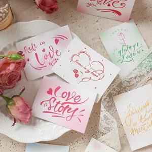 Primer plano de tarjetas de felicitación románticas con caligrafía inglesa y rosas
