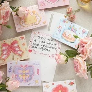 Vista detallada de varias lindas tarjetas de cumpleaños 3D pop-up con decoración floral