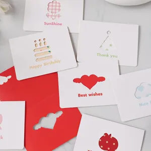 Dettaglio di biglietti d'auguri creativi traforati con vari testi di auguri in inglese